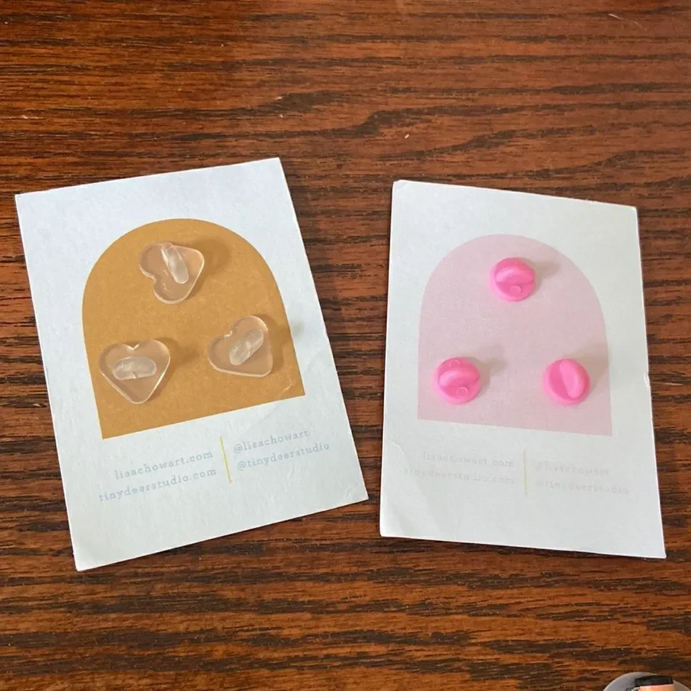 Sticky notes 2 pens 2 pins 1 small pouch
